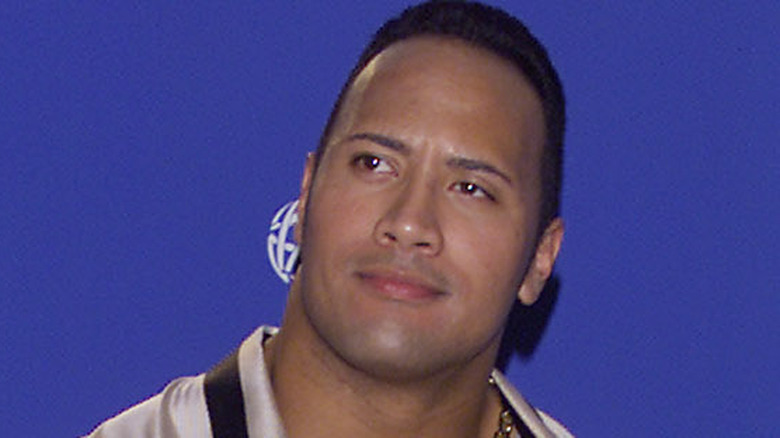 Dwayne Johnson posant 