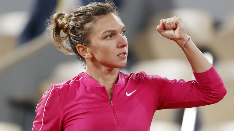 Simona Halep joue au tennis 