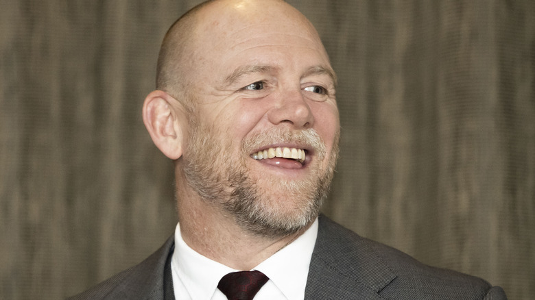 Mike Tindall en costume souriant 