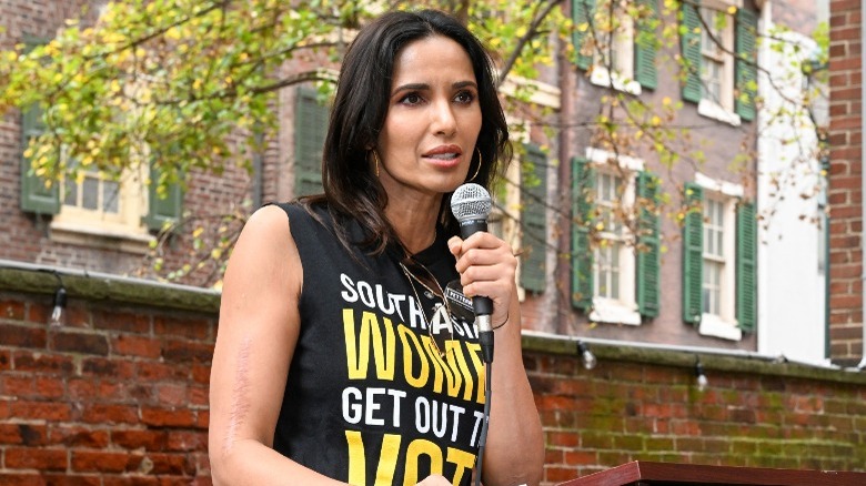 Padma Lakshmi tenant un micro