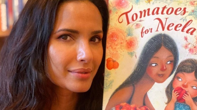 Padma Lakshmi tenant son livre