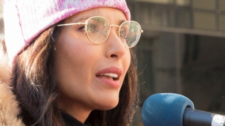 Padma Lakshmi prononçant un discours