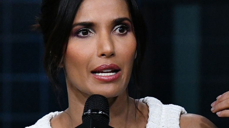 Padma Lakshmi prononçant un discours