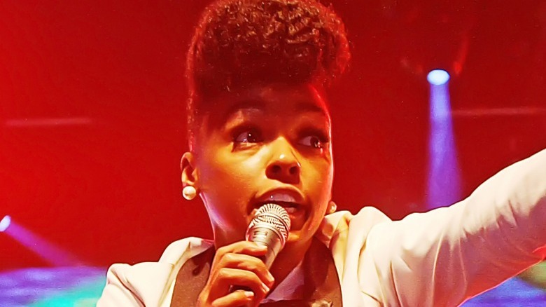 Janelle Monae chante