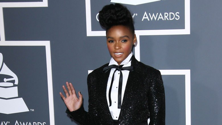 Janelle Monae souriante