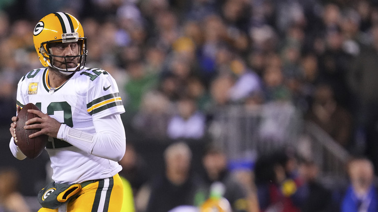 Aaron Rodgers jouant au football