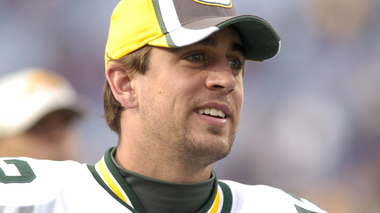 Aaron Rodgers posant avec une casquette