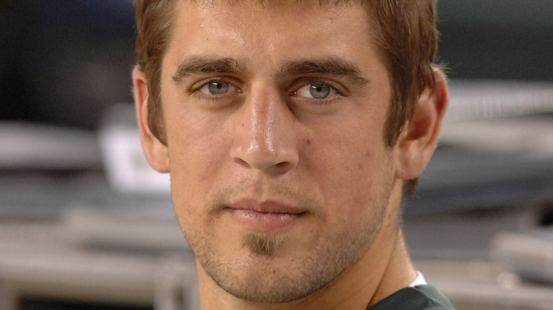 Aaron Rodgers posant 