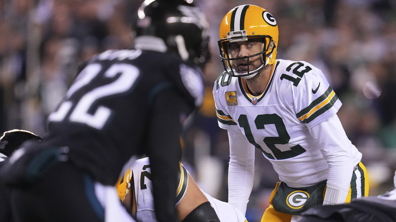 Aaron Rodgers jouant au football