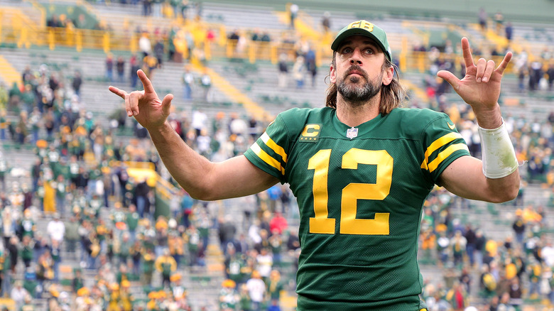 Aaron Rodgers posant dans un champ