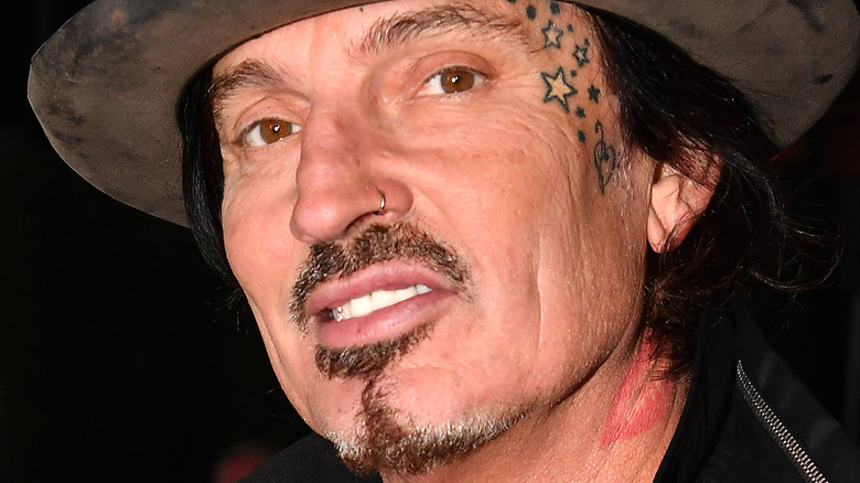 Tommy Lee avec un tatouage de rouge à lèvres