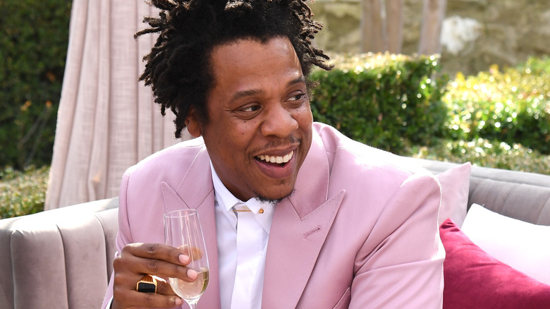 Jay-Z portant un costume rose 