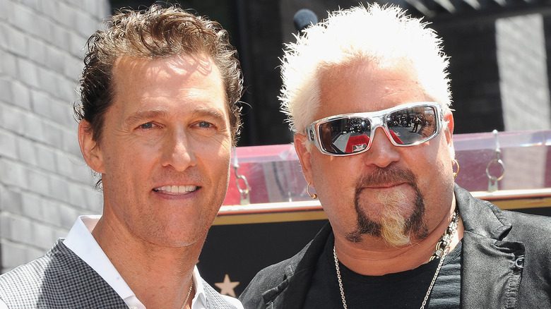 Matthew McConaughey et Guy Fieri posant ensemble