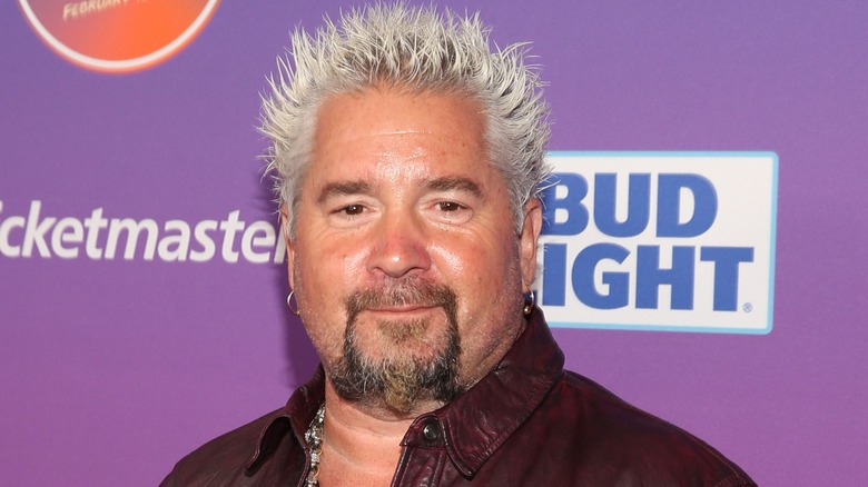 Guy Fieri posant