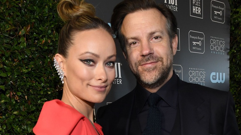 Olivia Wilde souriante avec Jason Sudeikis