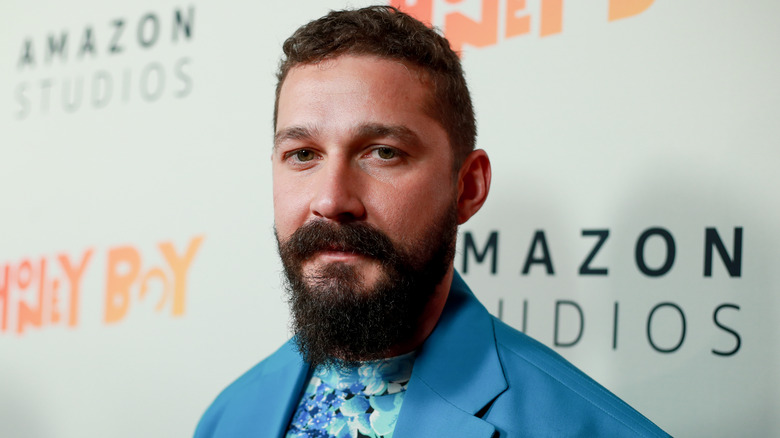 Shia LaBeouf posant en costume bleu