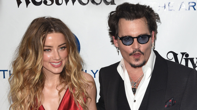 Amber Heard souriante avec Johnny Depp