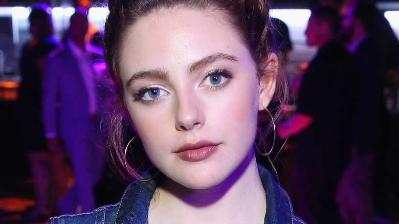 Danielle Rose Russell posant pour les caméras