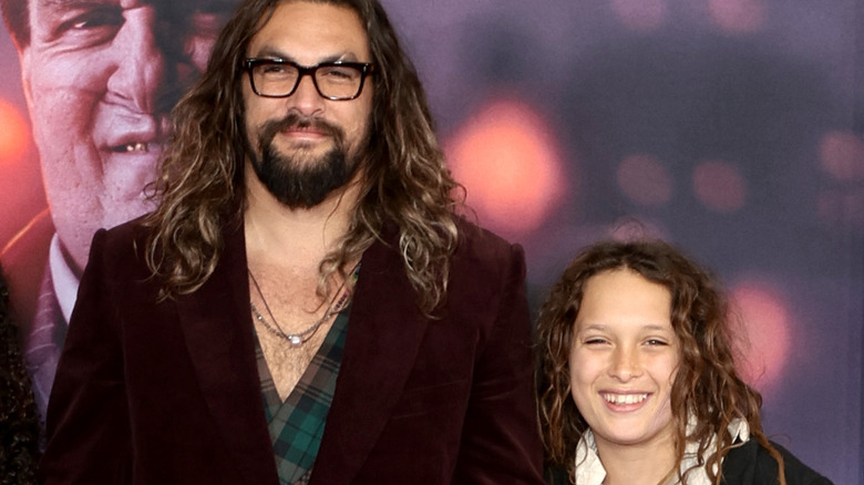 Jason Momoa et Nakoa-Wolf Momoa souriant