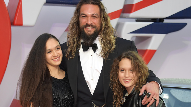 Jason Momoa posant avec ses enfants