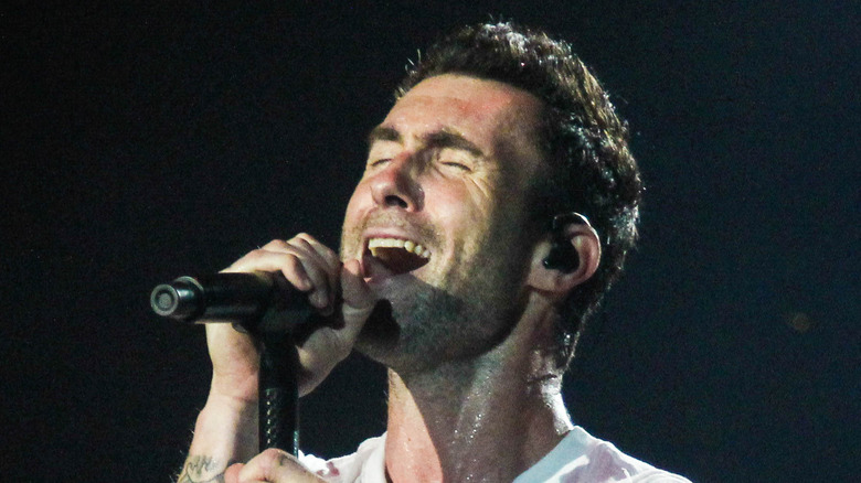 Adam Levine chantant 