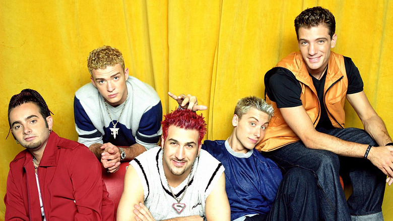 *NSYNC dans des tenues colorées 