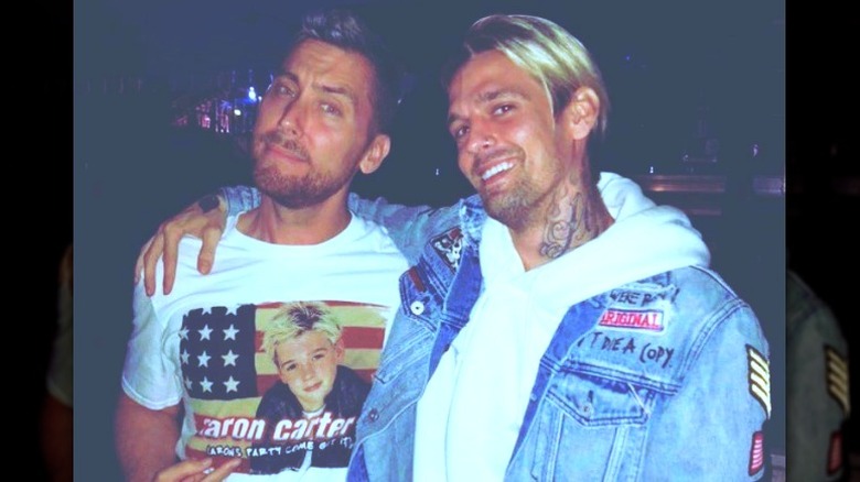 Lance Bass et Aaron Carter posant ensemble