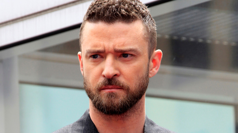 Justin Timberlake fronçant les sourcils