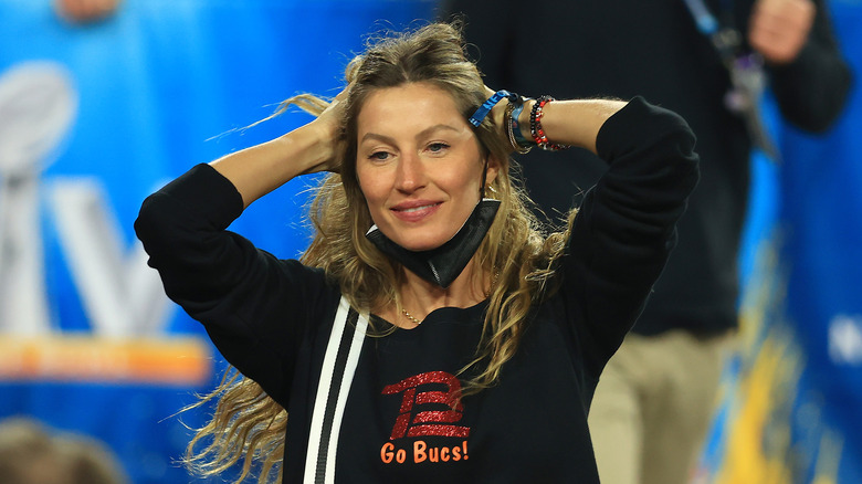 Gisele Bündchen avec les mains dans les cheveux