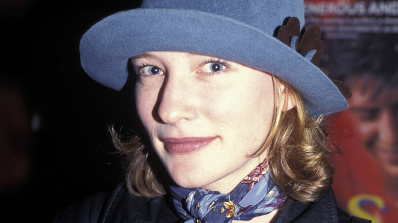 Cate Blanchett portant un chapeau, posant