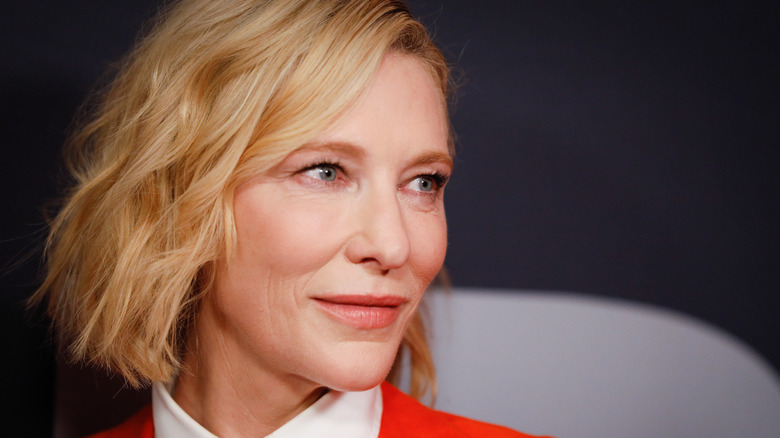 Cate Blanchett regardant vers la droite