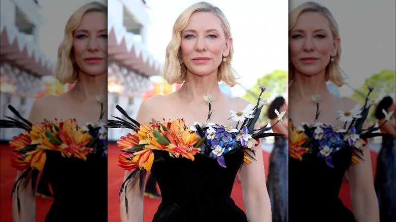 Cate Blanchett posant dans une robe à fleurs