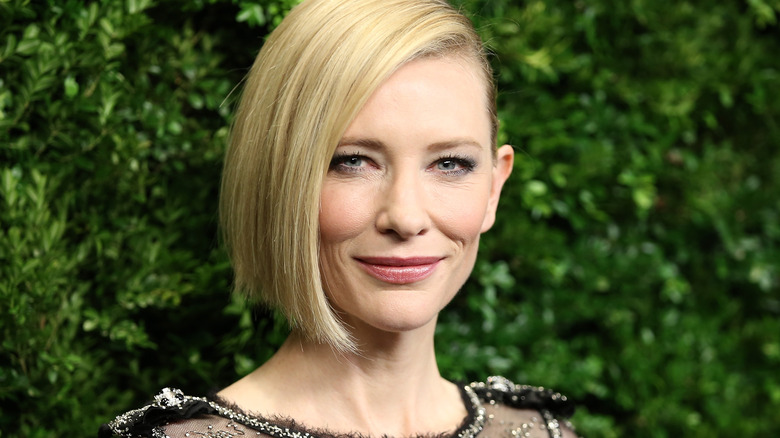 Cate Blanchett aux cheveux courts et lisses, souriante