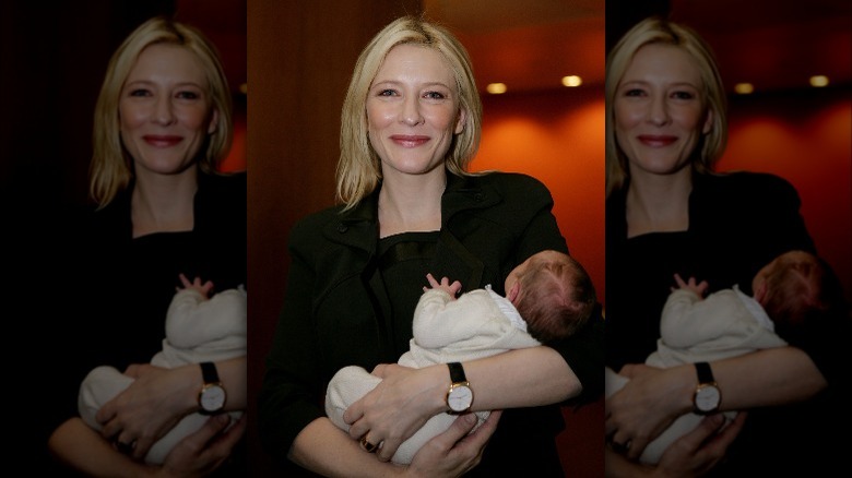 Cate Blanchett tenant son fils en bas âge, souriant