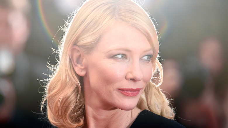 Cate Blanchett regardant par-dessus son épaule