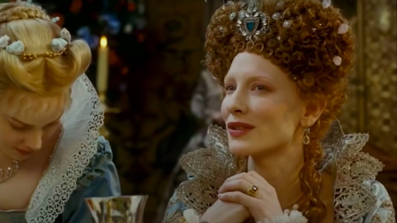 Cate Blanchett en tant que reine, parlant