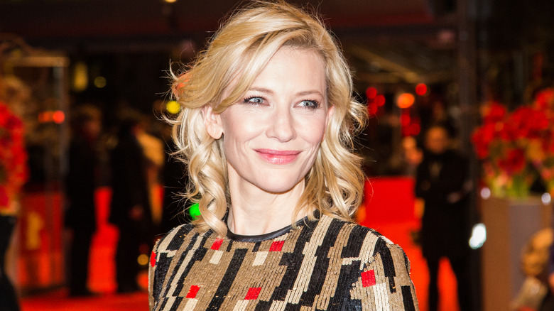 Cate Blanchett souriante sur un tapis rouge