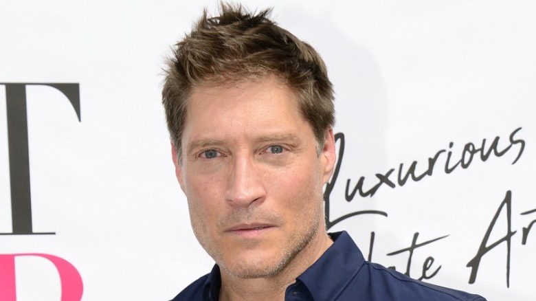 Sean Kanan posant à l'événement