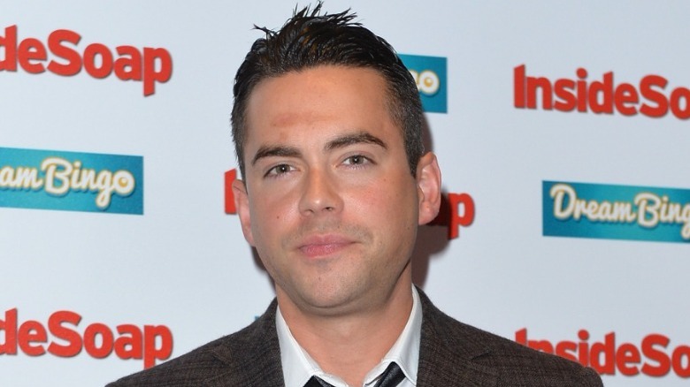 Bruno Langley souriant à l'événement