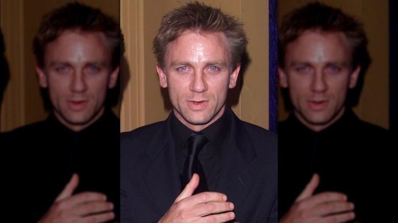 Daniel Craig posant en 2000