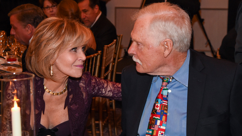 Jane Fonda et Ted Turner se regardent