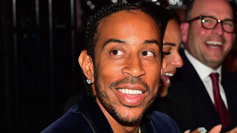 Ludacris souriant portant des boucles d'oreilles