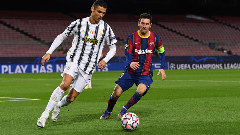 Cristiano Ronaldo et Lionel Messi jouent au football
