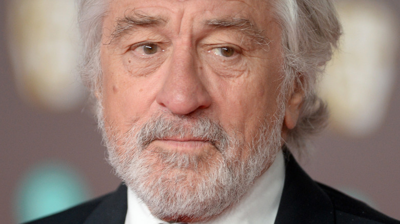 Robert De Niro cheveux gris et barbe ne sourit pas