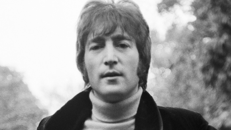 John Lennon posant