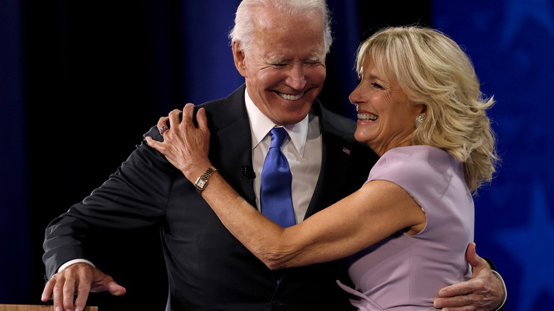 Joe Biden et Jill Biden se font un câlin 