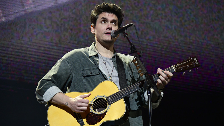 John Mayer jouant de la guitare