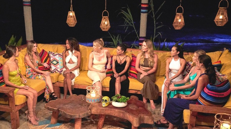 Des femmes parlent, sans téléphone, sur Bachelor in Paradise