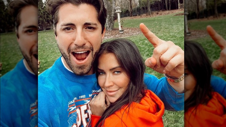 Jason Tartick et Kaitlyn Bristowe sourient