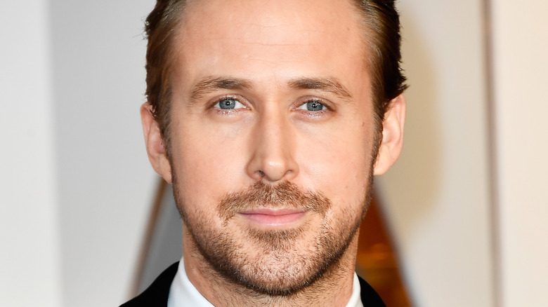 Ryan Gosling léger sourire yeux bleus